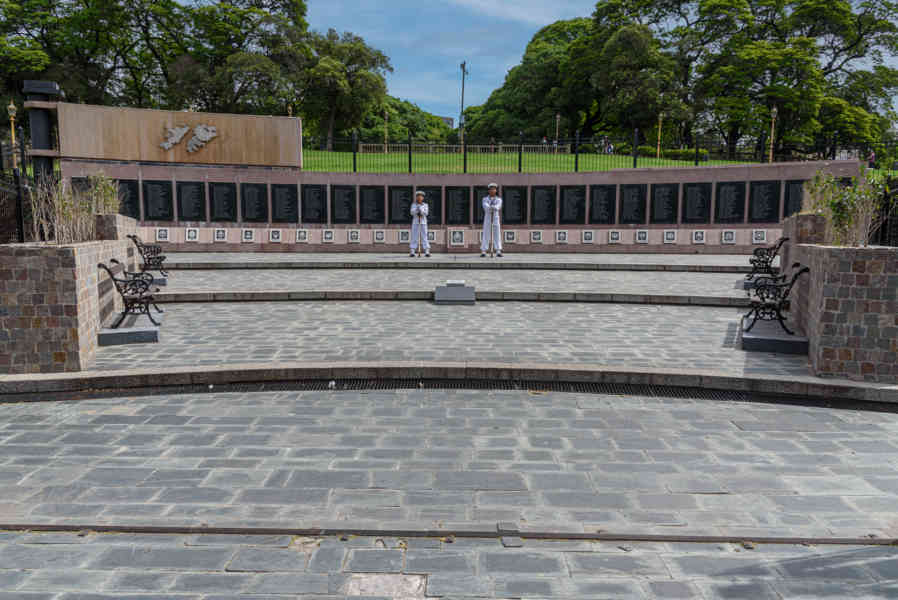 Argentina - Buenos Aires 073 - Retiro - memorial a los Caídos en Las Malvinas.jpg